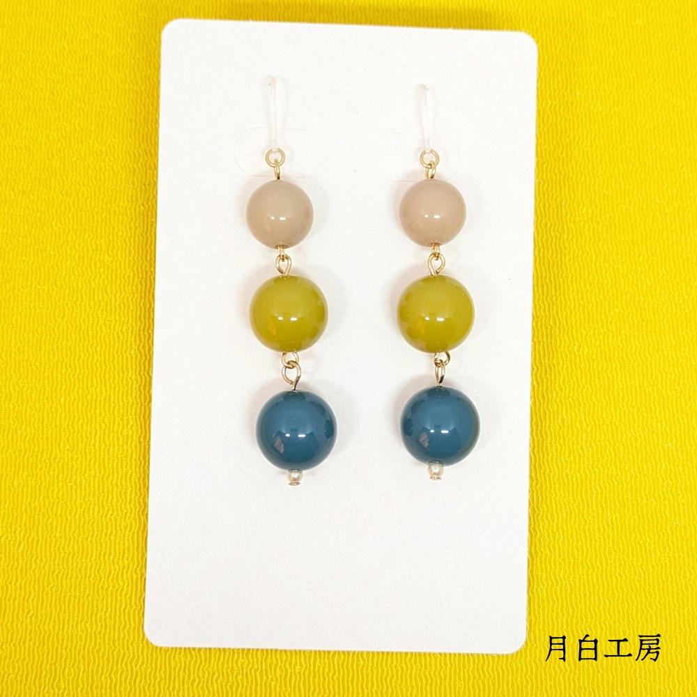 NO.124 【数量限定】3色 シンプルラウンドビーズ 3連 樹脂フックピアス