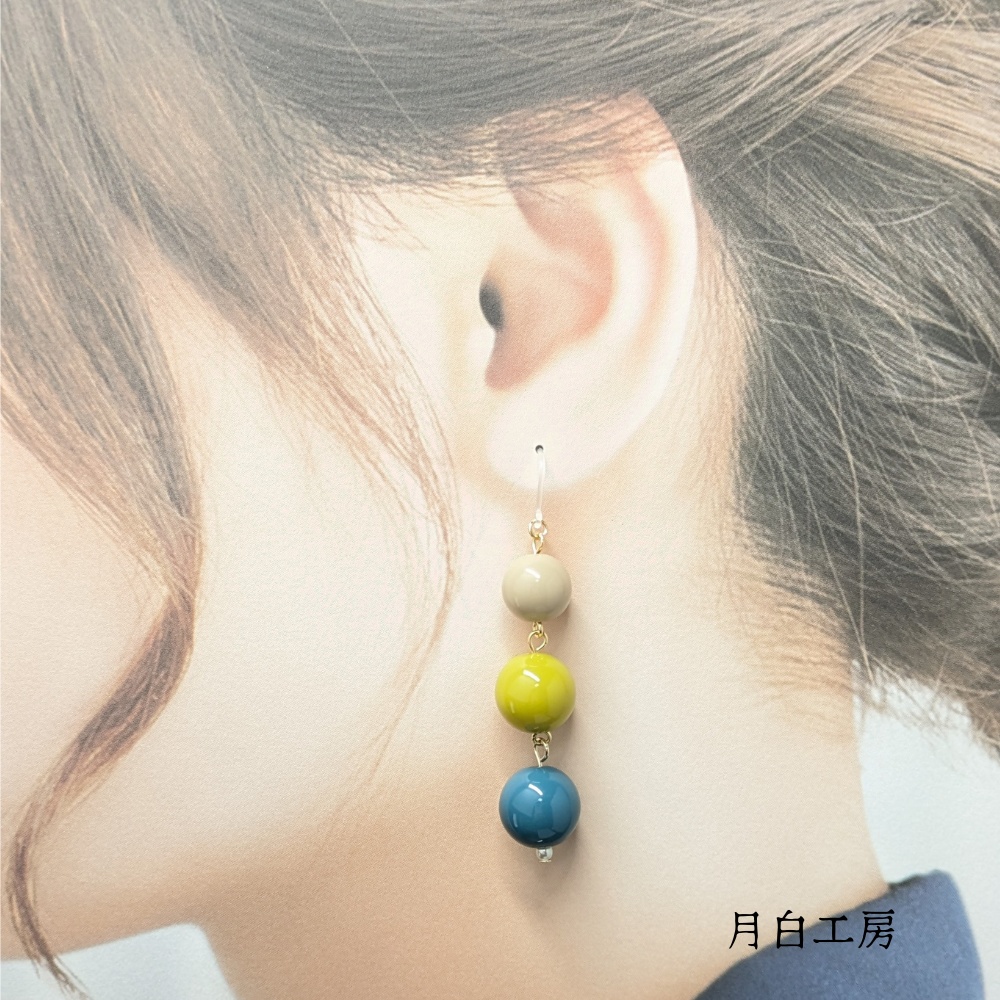 NO.124 【数量限定】3色 シンプルラウンドビーズ 3連 樹脂フックピアス
