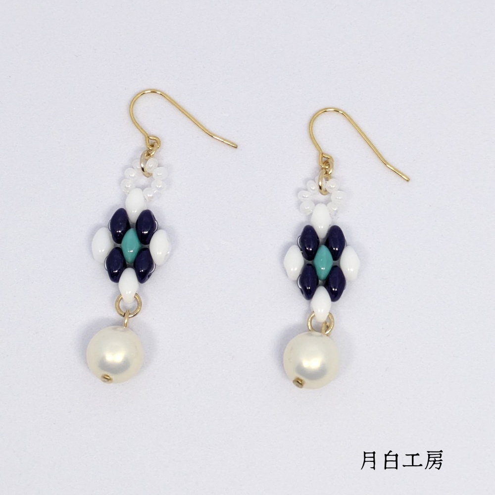 NO.129 チェコツインビーズ アーガイル調 ダイヤ型 【ブルー】 SUS316L フックピアス