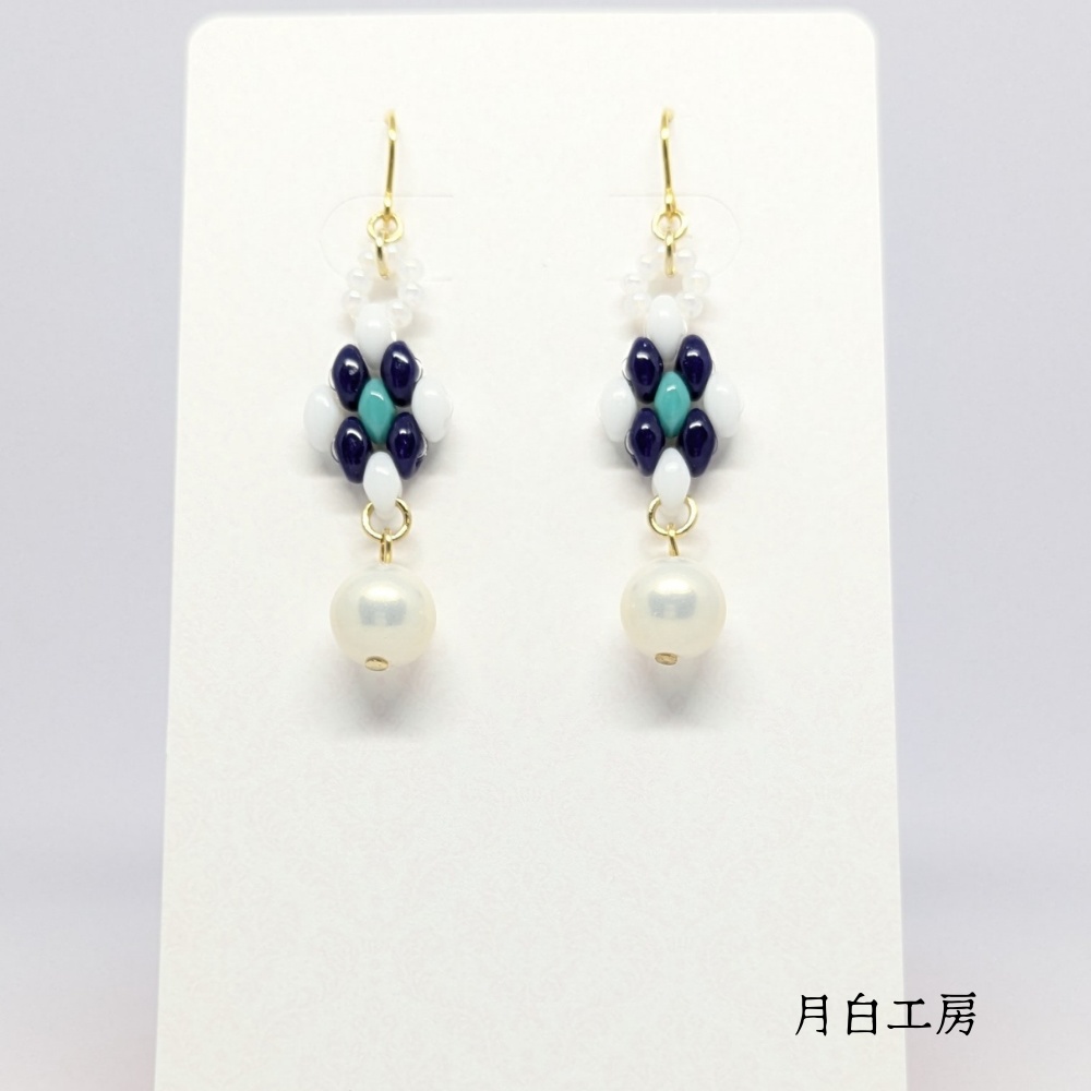 NO.129 チェコツインビーズ アーガイル調 ダイヤ型 【ブルー】 SUS316L フックピアス