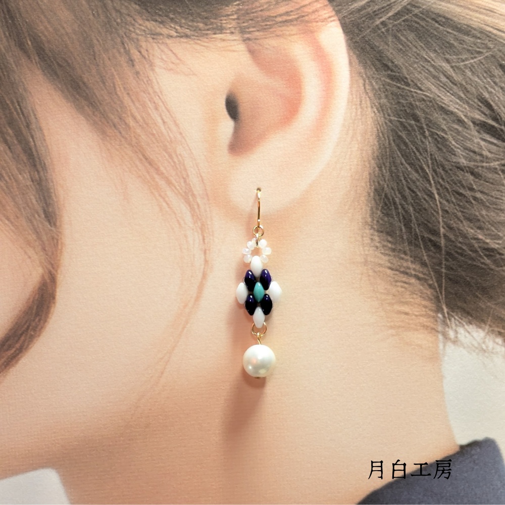 NO.129 チェコツインビーズ アーガイル調 ダイヤ型 【ブルー】 SUS316L フックピアス