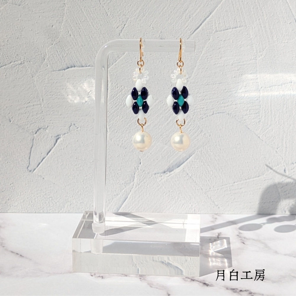 NO.129 チェコツインビーズ アーガイル調 ダイヤ型 【ブルー】 SUS316L フックピアス