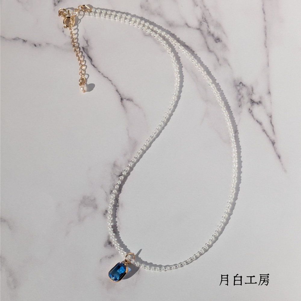 NO.135　【数量限定】ビーズネックレス【パールホワイト×クリア】ペンダントトップ　ブルーグラデーション