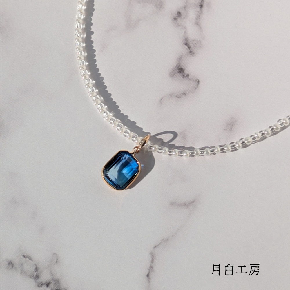 NO.135 【数量限定】ビーズネックレス【パールホワイト×クリア】ペンダントトップ ブルーグラデーション