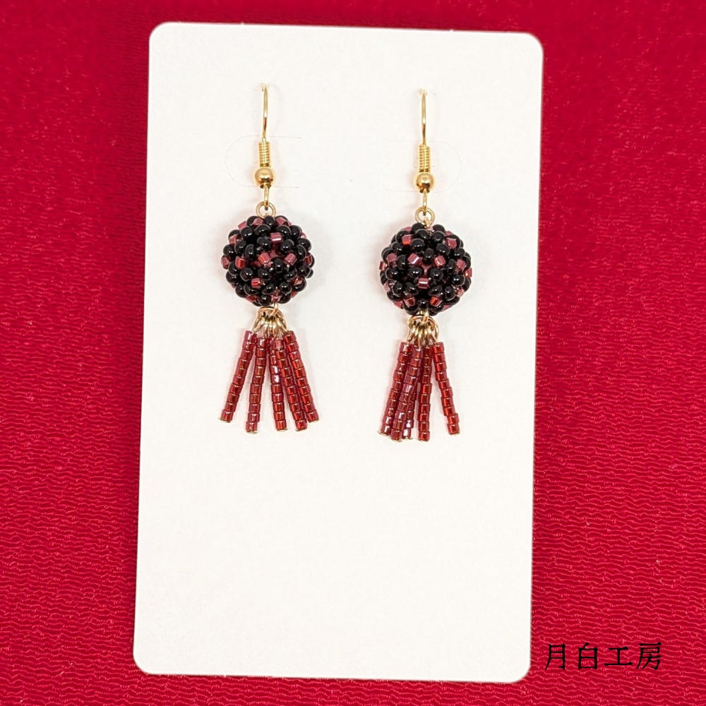 NO.136 花編みビーズボール ビーズフリンジ 【ブラック×レッド】ピアス