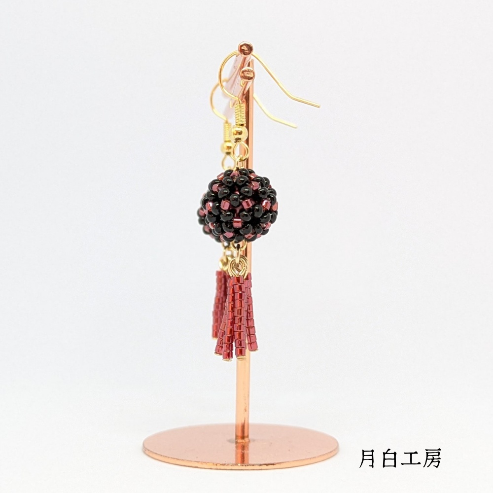 NO.136 花編みビーズボール ビーズフリンジ 【ブラック×レッド】ピアス