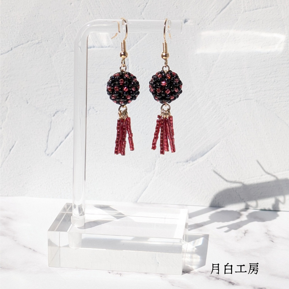 NO.136　花編みビーズボール　ビーズフリンジ　【ブラック×レッド】ピアス