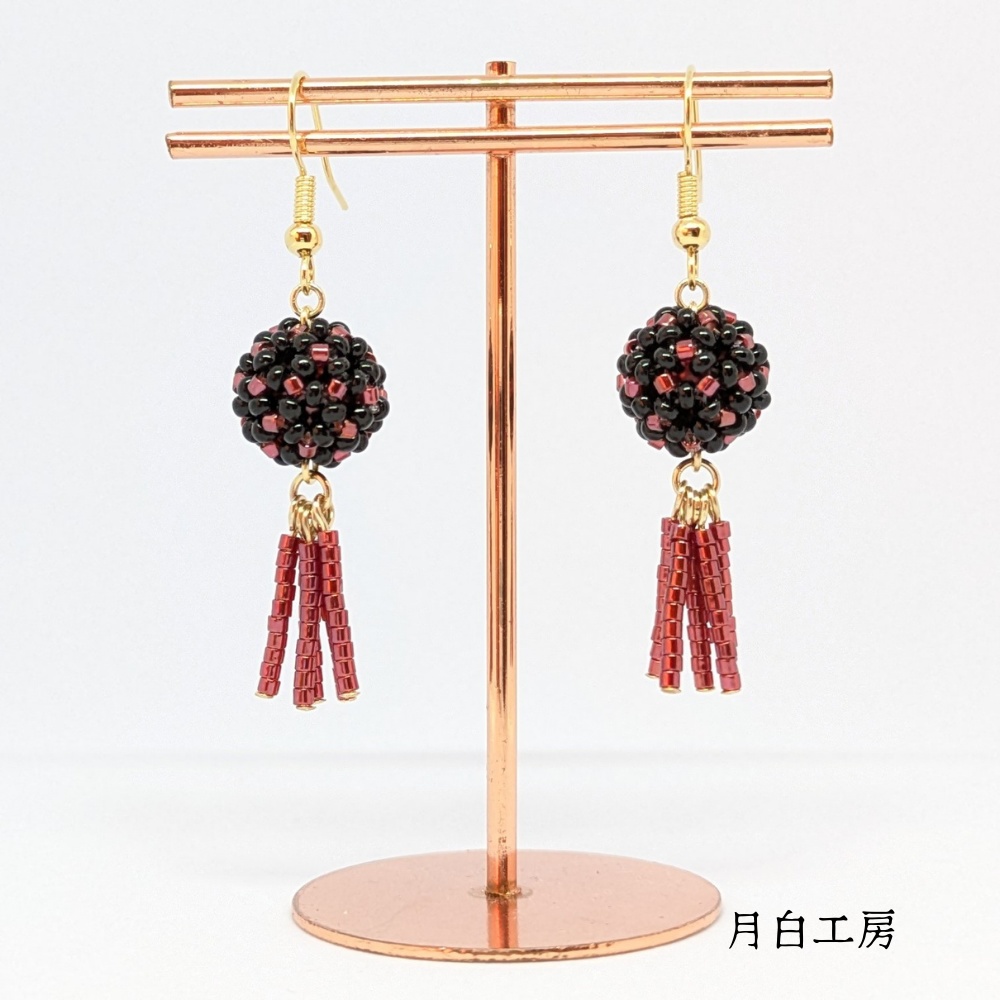 NO.136 花編みビーズボール ビーズフリンジ 【ブラック×レッド】ピアス