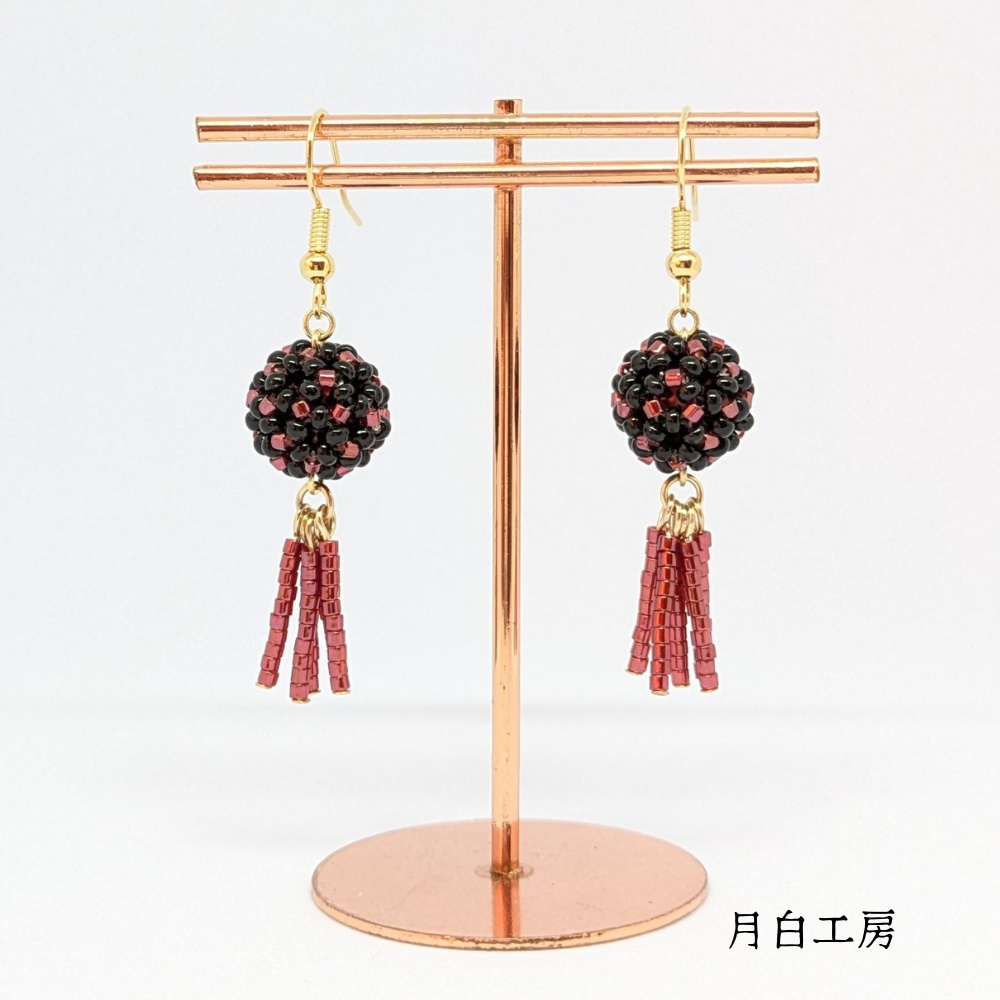 NO.136 花編みビーズボール ビーズフリンジ 【ブラック×レッド】ピアス