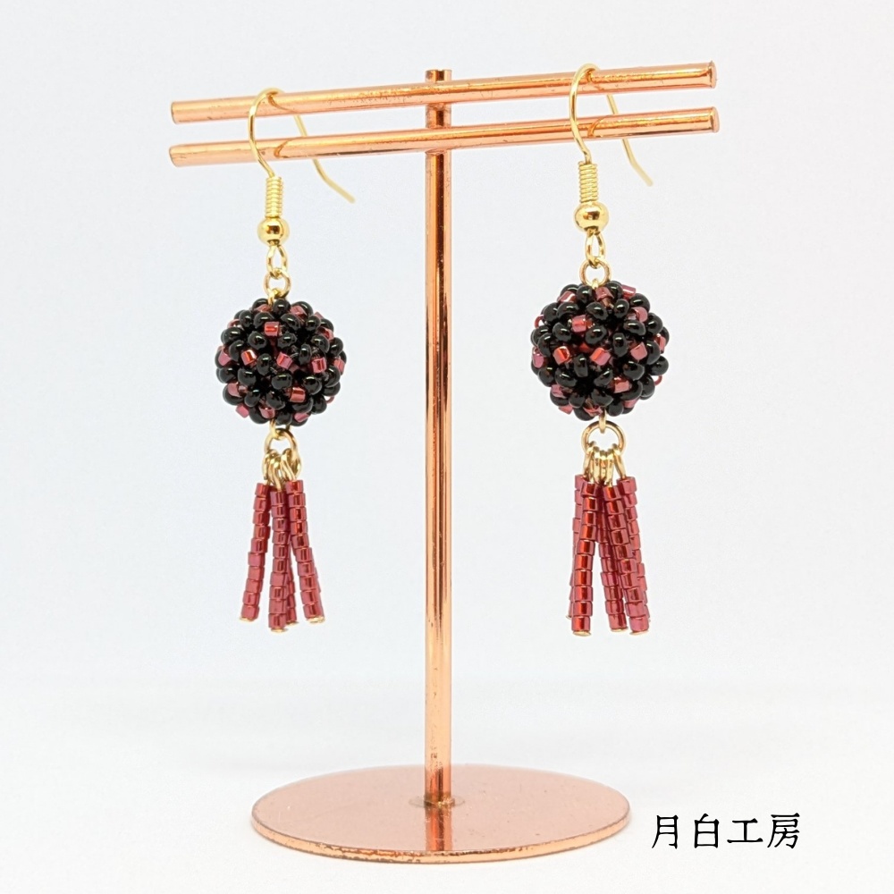 NO.136 花編みビーズボール ビーズフリンジ 【ブラック×レッド】ピアス