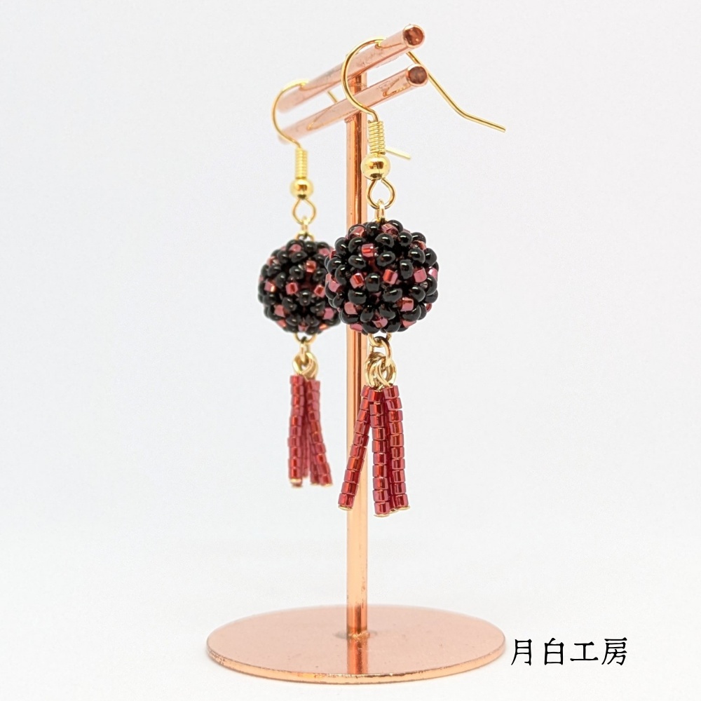 NO.136 花編みビーズボール ビーズフリンジ 【ブラック×レッド】ピアス