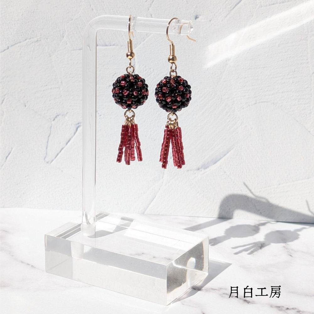 NO.136 花編みビーズボール ビーズフリンジ 【ブラック×レッド】ピアス