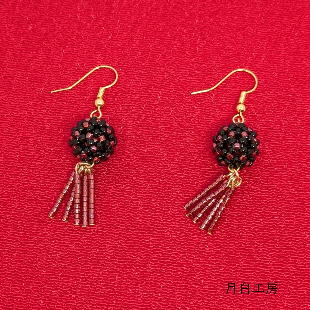 NO.136 花編みビーズボール ビーズフリンジ 【ブラック×レッド】ピアス