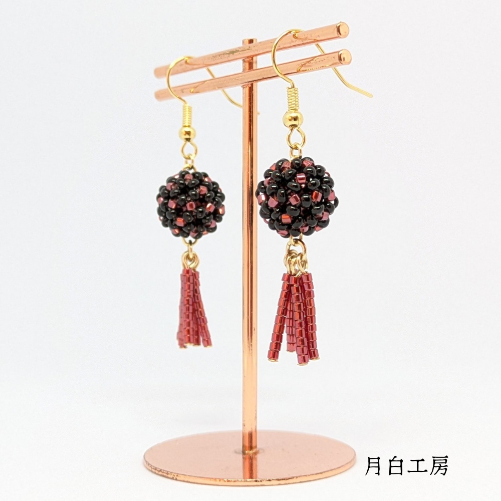 NO.136 花編みビーズボール ビーズフリンジ 【ブラック×レッド】ピアス