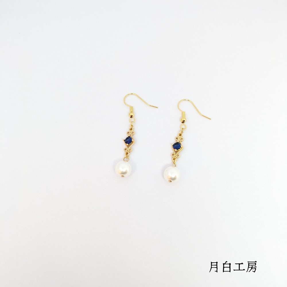 NO.63 【1点物】 キュービックジルコニア ロイヤルブルー×シルキーパールフックピアス