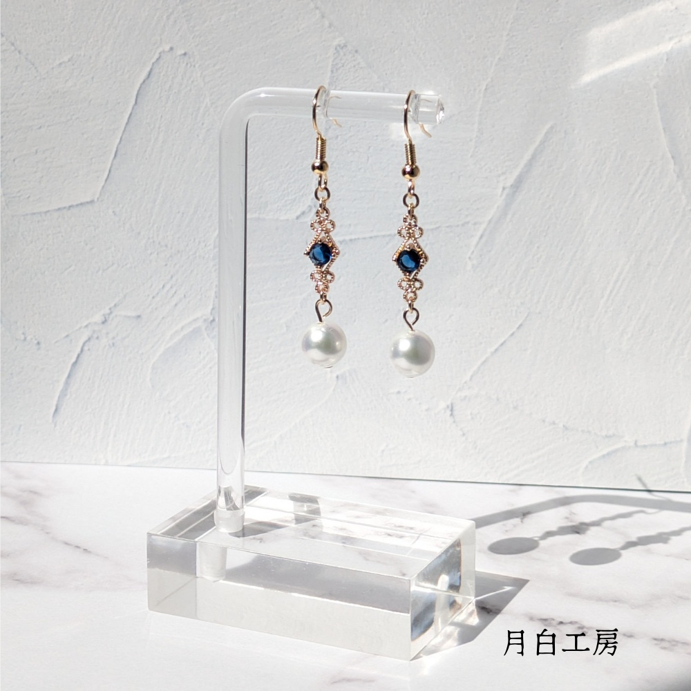 NO.63 【1点物】 キュービックジルコニア ロイヤルブルー×シルキーパールフックピアス