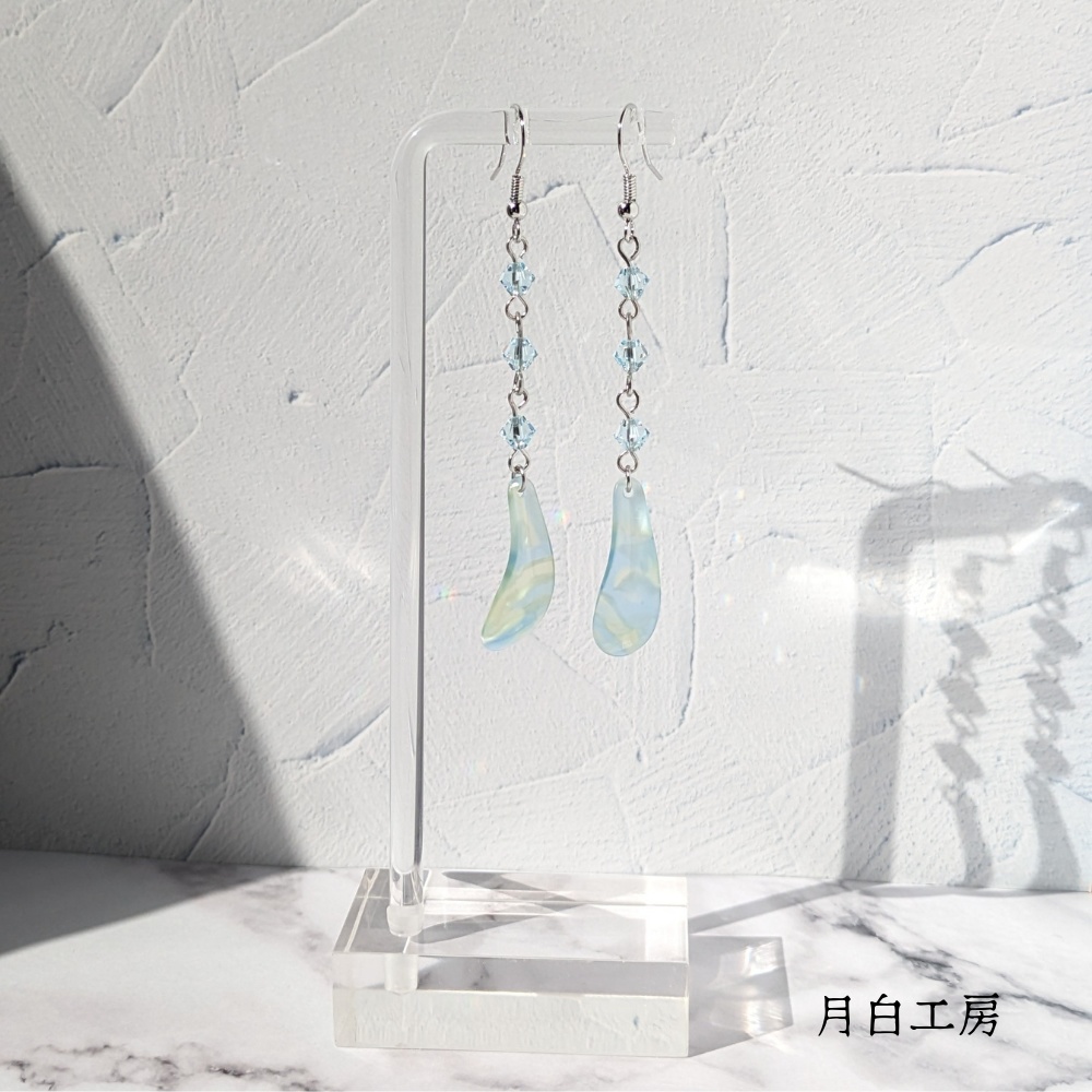 NO.47【1点物】ひらり　花びら　クリスタルガラス　ライトアゾレ　ロング　フックピアス