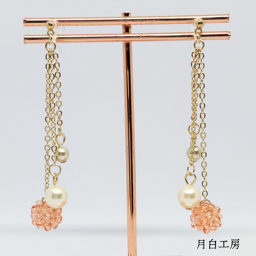 NO.26 【ノンホールピアス】シェルピンクのビーズボールとシルキーパールのフリンジ