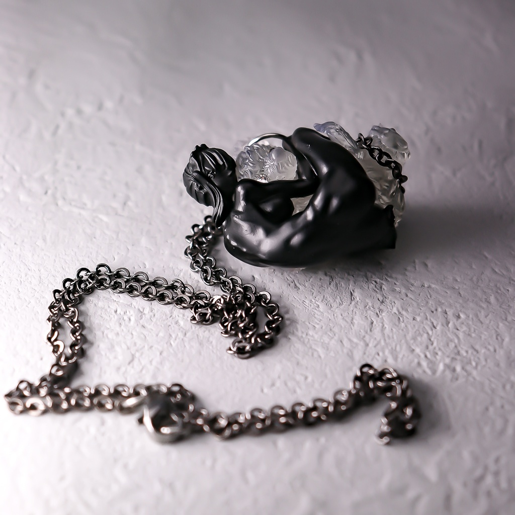 Hold you back "BLACK" / PENDANT