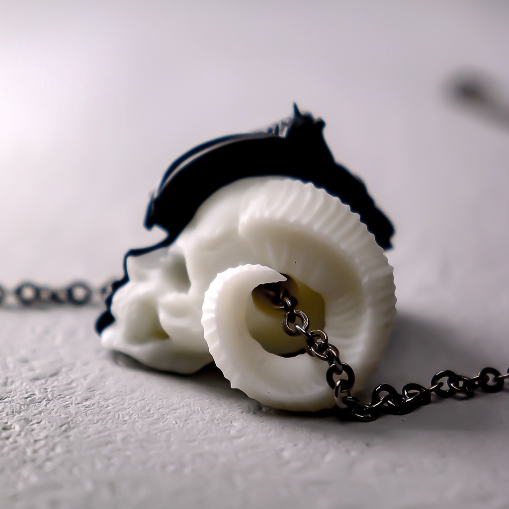 虚勢と不安 ”BLACK×WHITE” / Fear and anxiety PENDANT