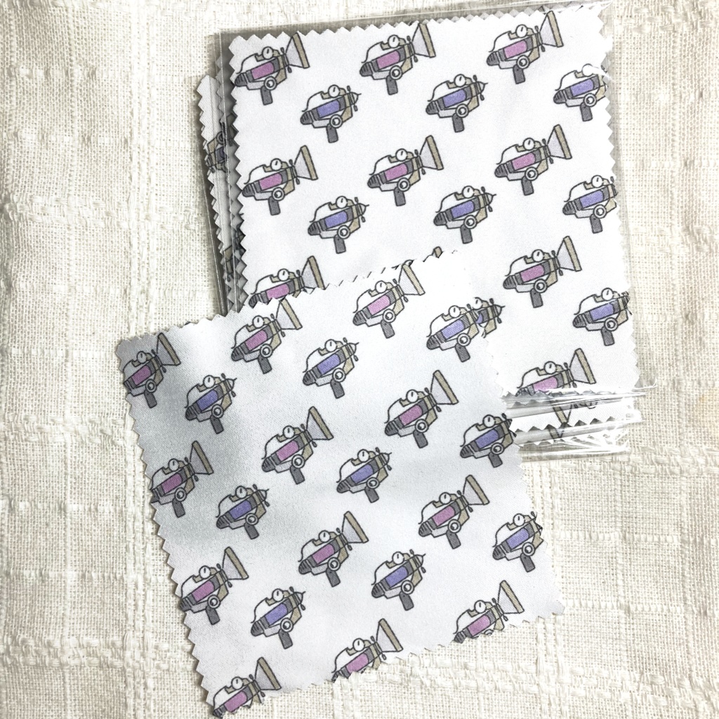 ボールドとシャープのメガネ拭き