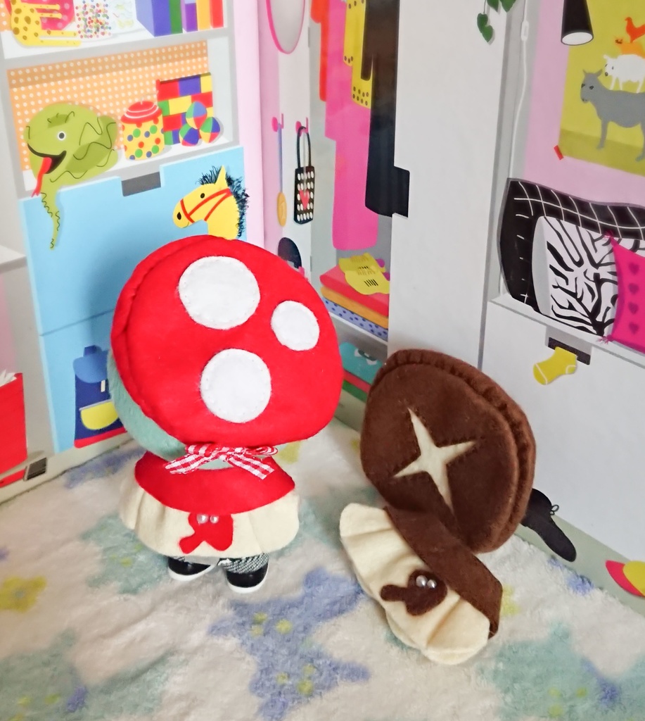 𝐧𝐞𝐰ベニテングタケ🍄 ごきげんキノコのおでかケープセット 10cmぬいちゃんに