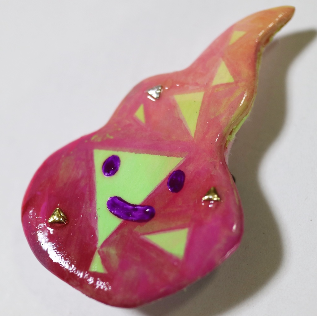 プロメアの陶器風ブローチ プロメアさん