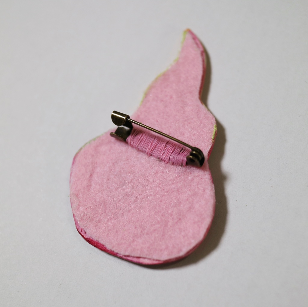 プロメアの陶器風ブローチ プロメアさん