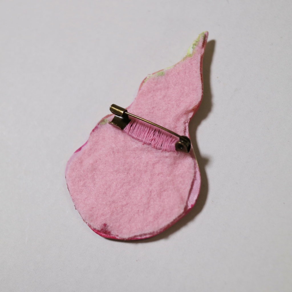 プロメアの陶器風ブローチ プロメアさん