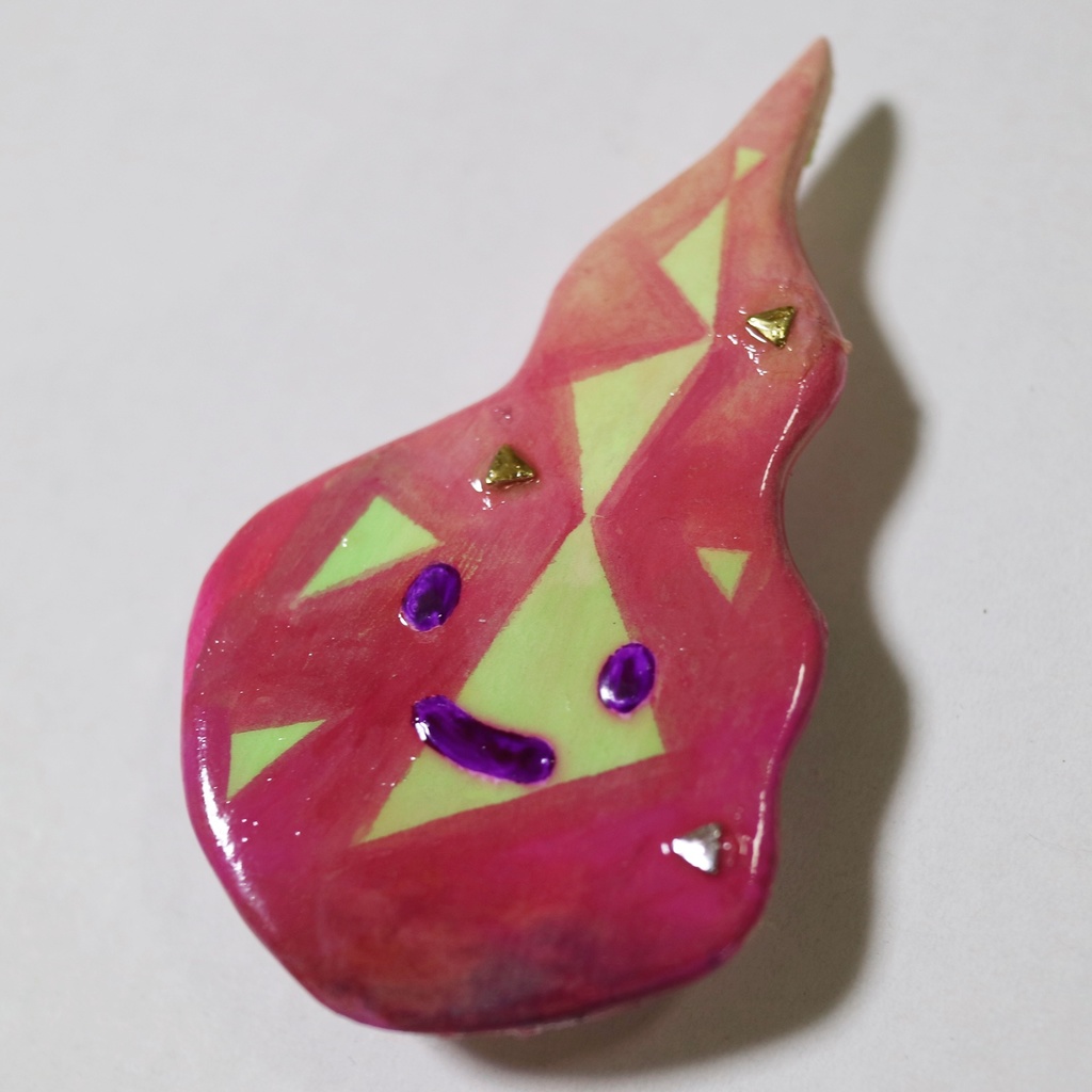 プロメアの陶器風ブローチ プロメアさん