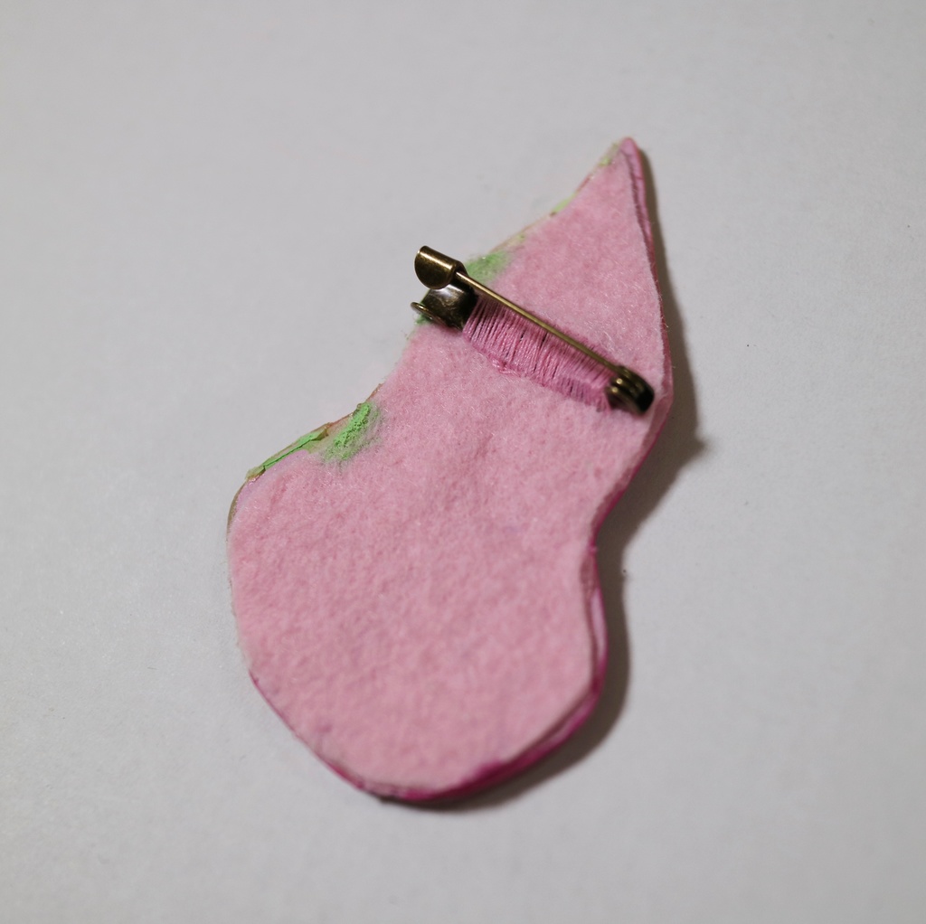 プロメアの陶器風ブローチ プロメアさん