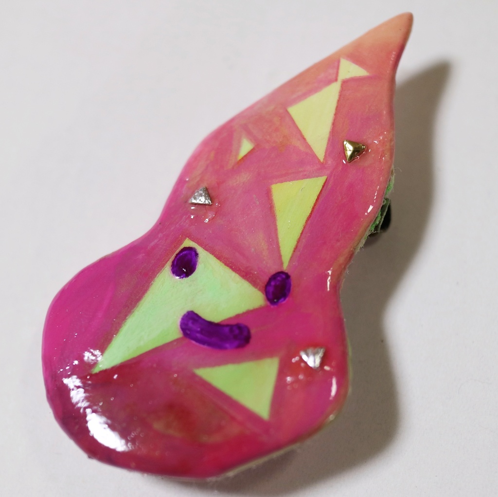 プロメアの陶器風ブローチ プロメアさん