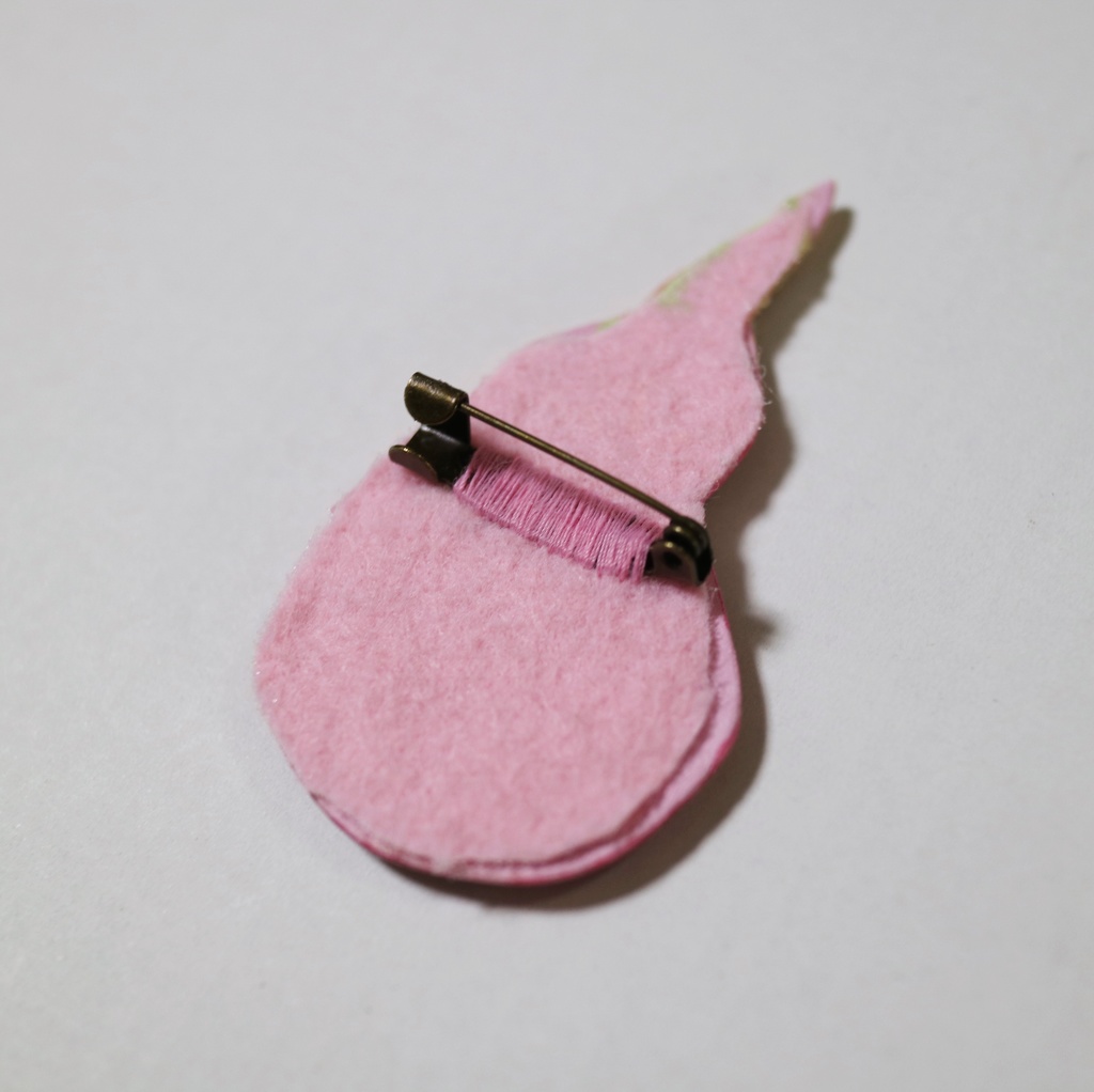 プロメアの陶器風ブローチ プロメアさん