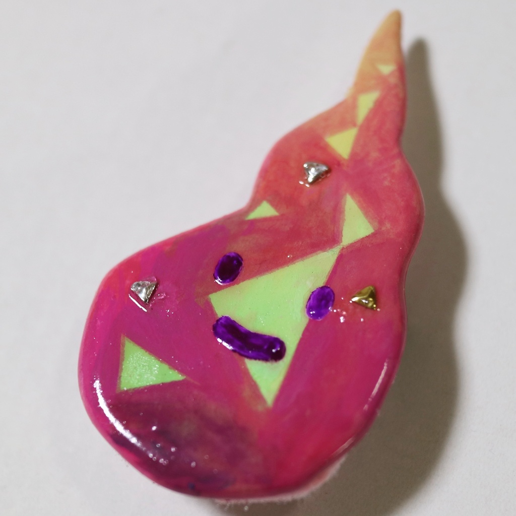 プロメアの陶器風ブローチ プロメアさん