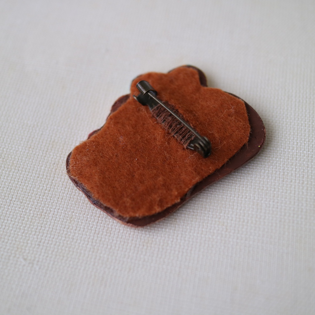 進撃の陶器風ブローチ アルミンと友だち巨人