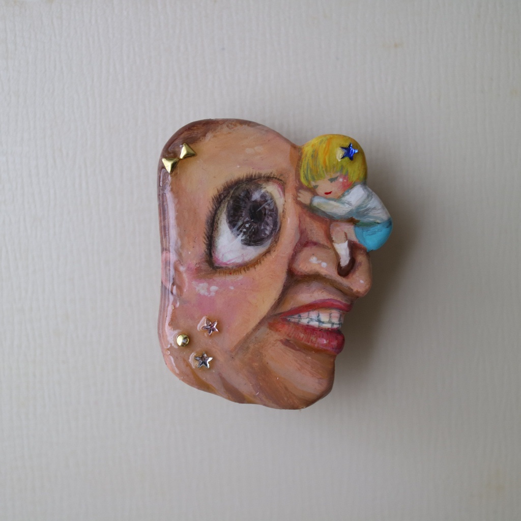 進撃の陶器風ブローチ アルミンと友だち巨人