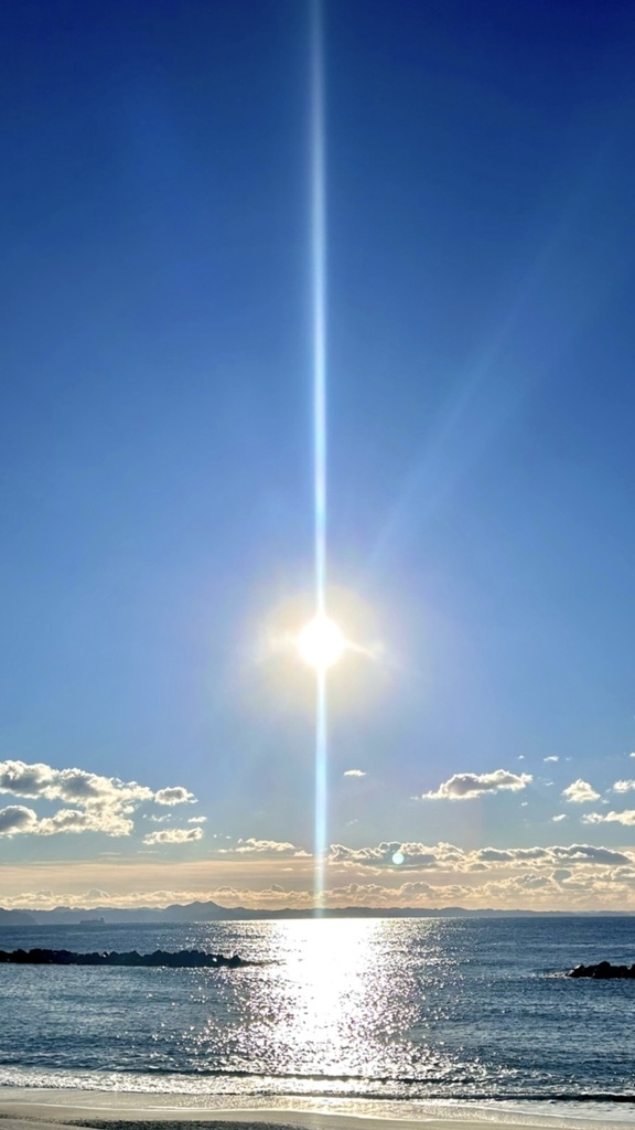 Vertical Light over the Sea 海に落ちるヒカリ