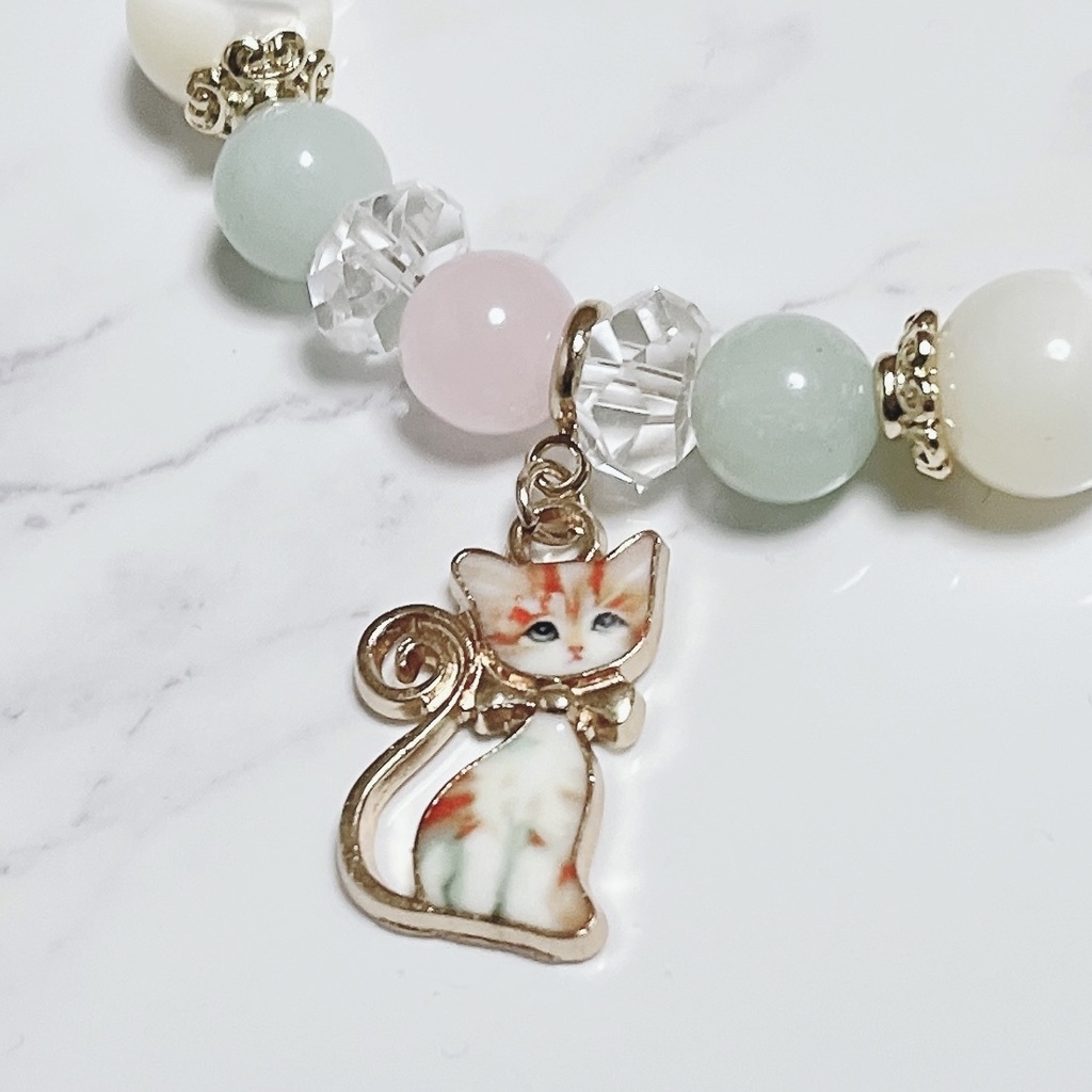 キュートな猫チャーム 天然石ブレスレット