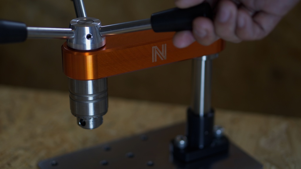 精密リニアタッピングマシン