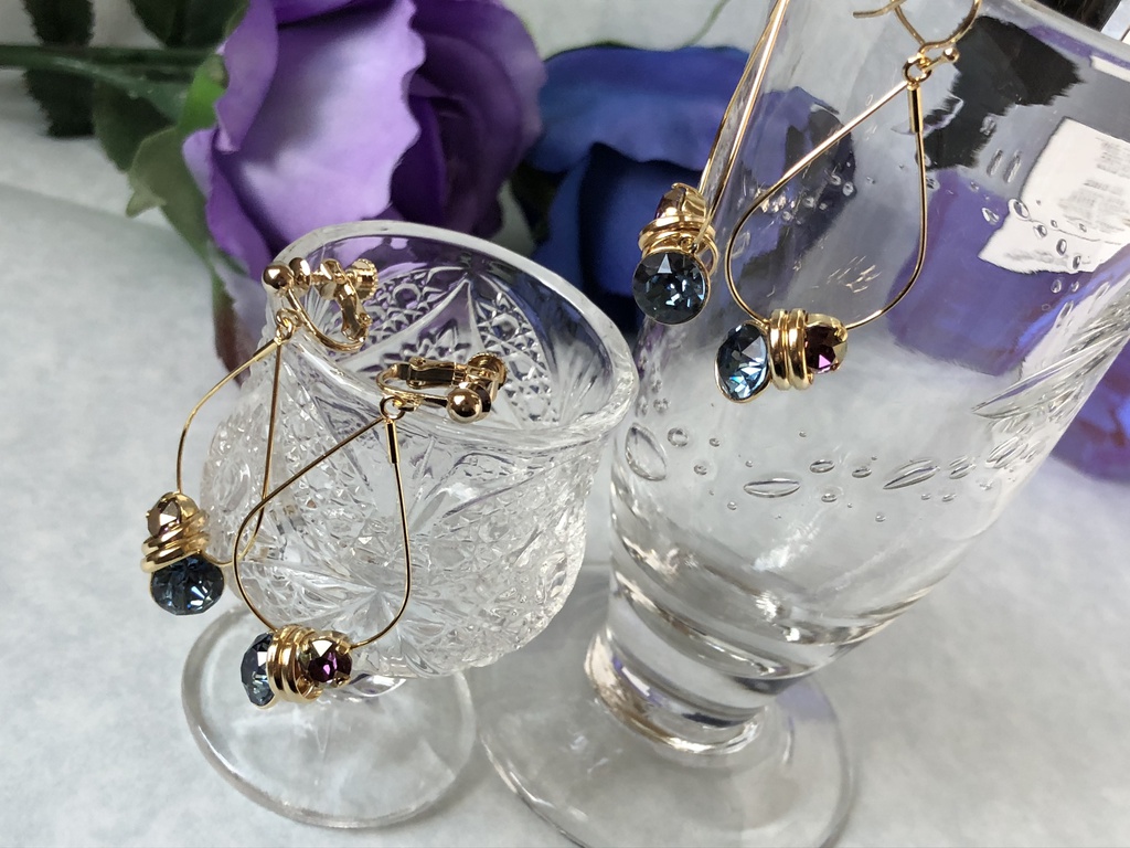 大粒スワロ揺れるペアリングモチーフの離そばピアス、イヤリング