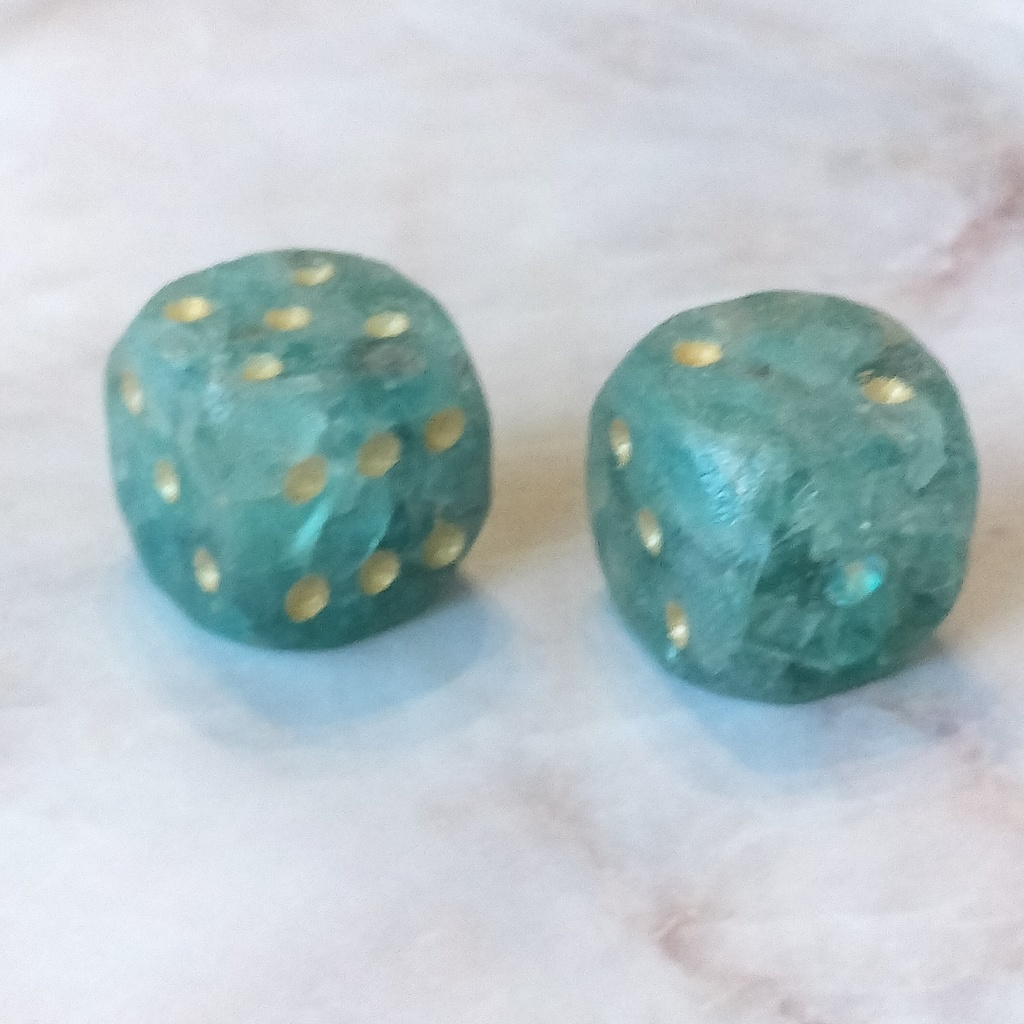 アパタイト(ブルーグリーン) - 天然石のさざれ石ダイス・角丸6面体