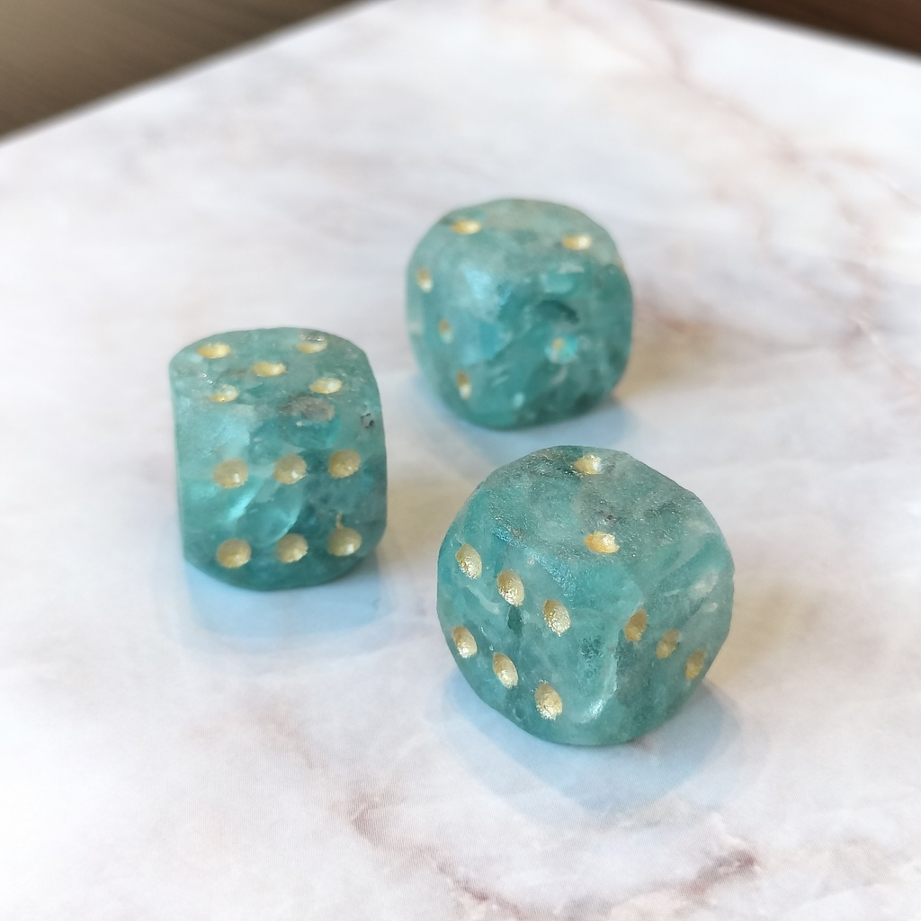 アパタイト(ブルーグリーン) - 天然石のさざれ石ダイス・角丸6面体