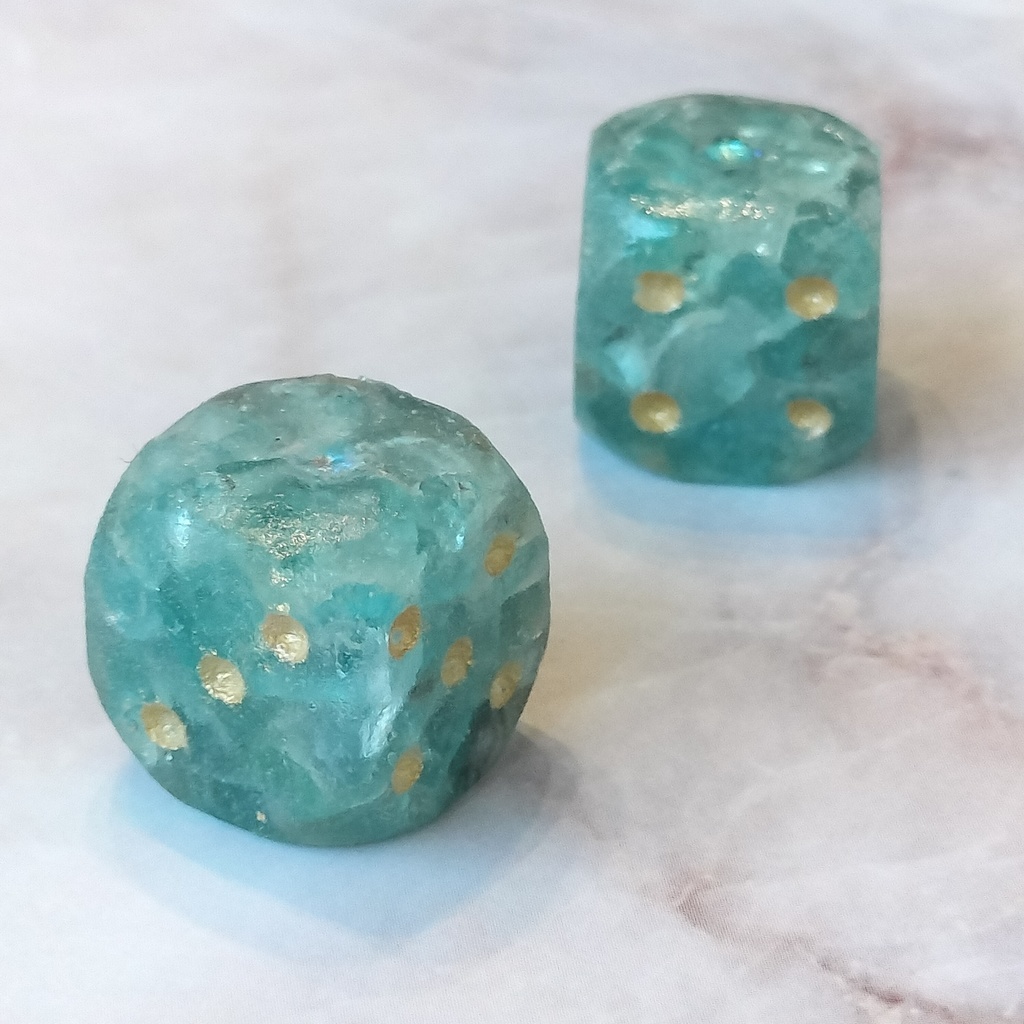 アパタイト(ブルーグリーン) - 天然石のさざれ石ダイス・角丸6面体