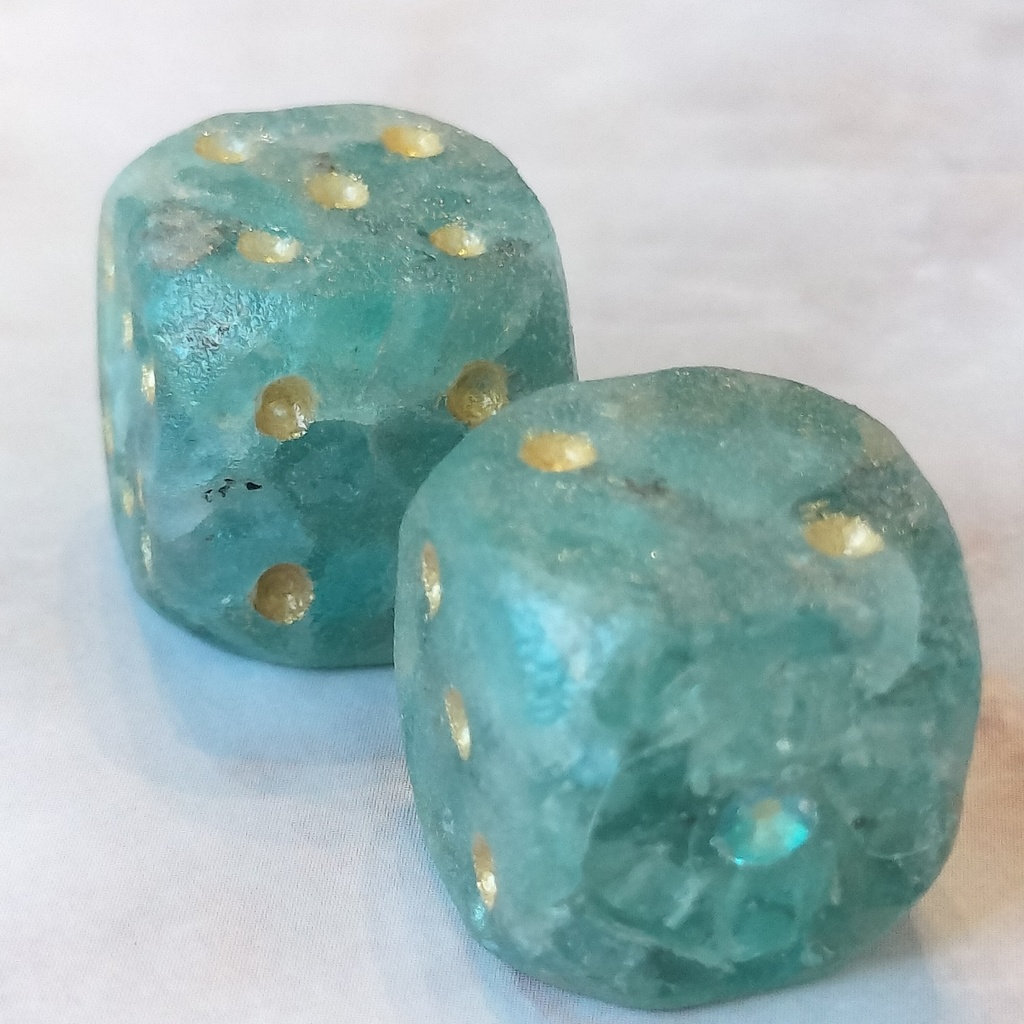 アパタイト(ブルーグリーン) - 天然石のさざれ石ダイス・角丸6面体