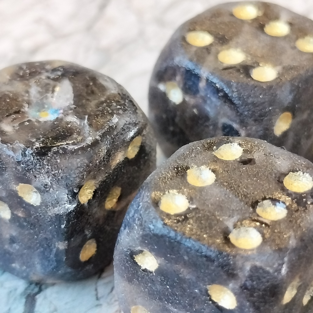 スモーキークォーツ - 天然石のさざれ石ダイス・角丸6面体