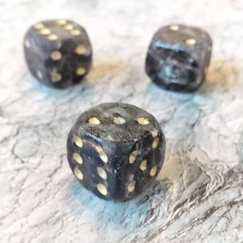 スモーキークォーツ - 天然石のさざれ石ダイス・角丸6面体
