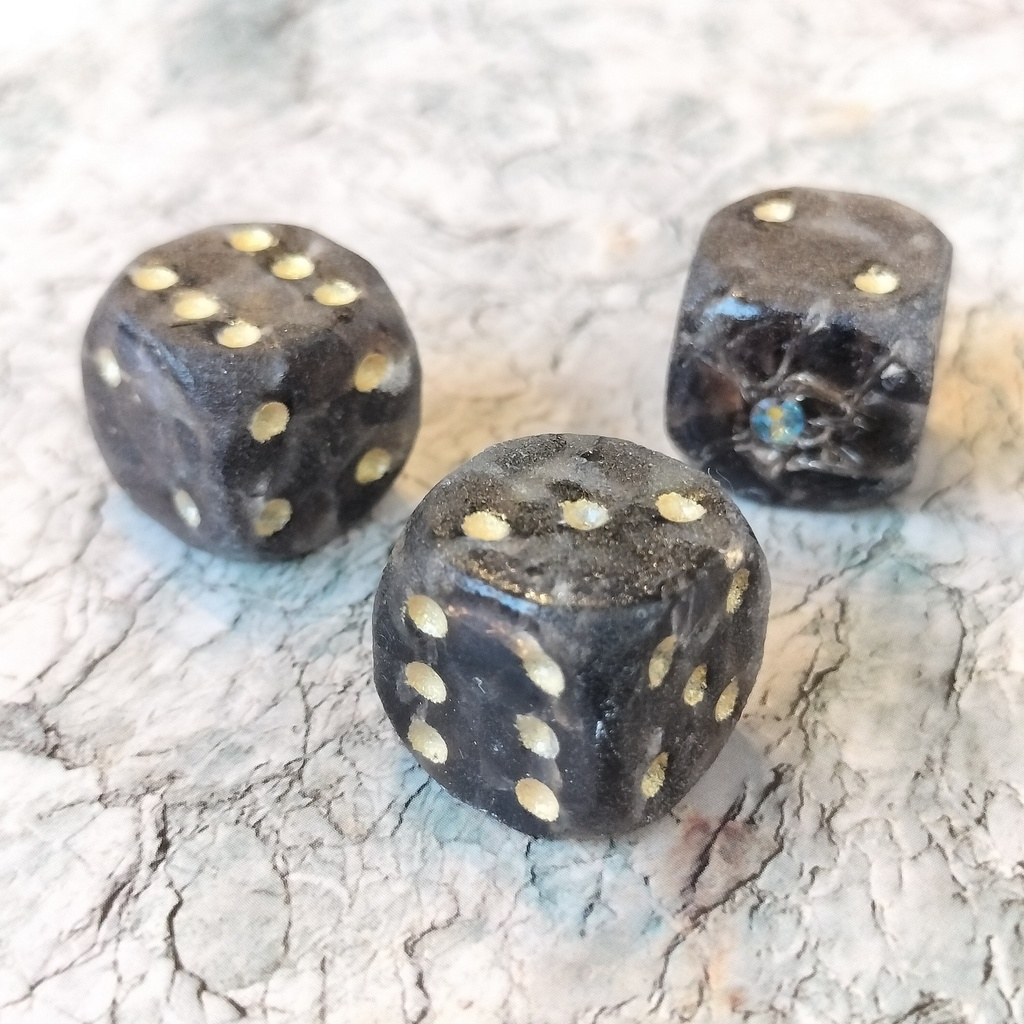 スモーキークォーツ - 天然石のさざれ石ダイス・角丸6面体