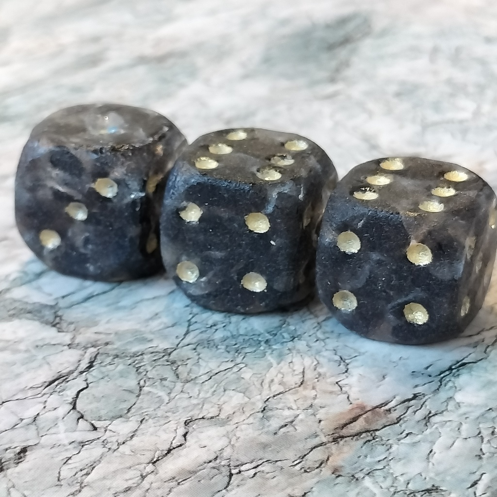 スモーキークォーツ - 天然石のさざれ石ダイス・角丸6面体