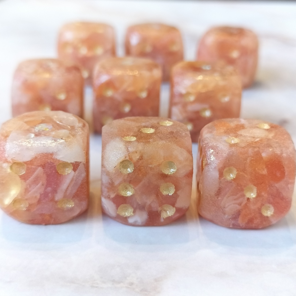 オレンジカルサイト - 天然石のさざれ石ダイス・角丸6面体