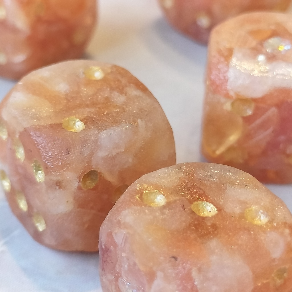 オレンジカルサイト - 天然石のさざれ石ダイス・角丸6面体